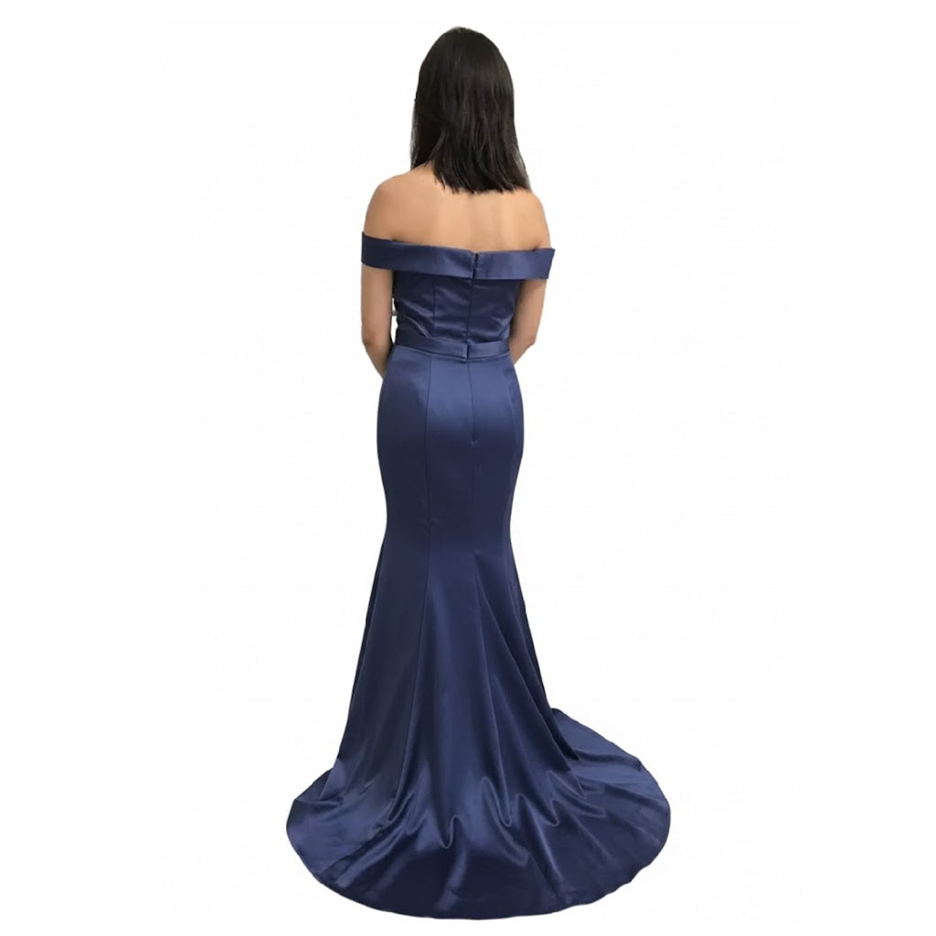 Elegant Strapless Mermaid Gown with Dramatic Train